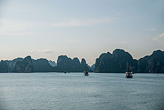 越南广宁鸿基市下龙湾海上石林