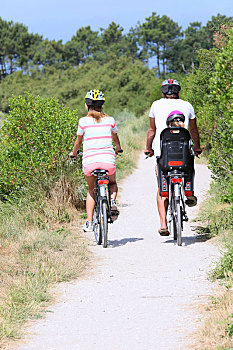 背面视角,家庭,骑,自行车,夏天