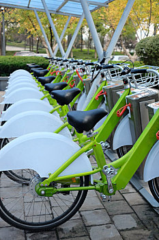 整齐排列的电动公共自行车,共享单车