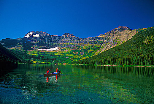 独木舟,湖,瓦特顿湖国家公园,艾伯塔省,加拿大