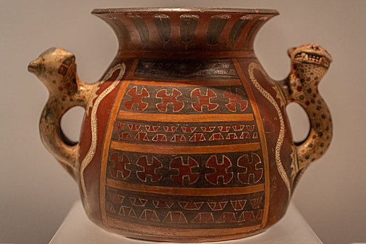 秘鲁印加博物馆藏印加帝国陶美洲豹把手多彩陶瓶