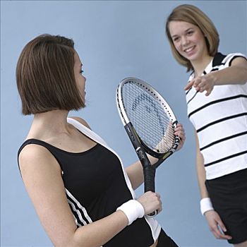 两个女孩,衣服,运动衣,拿着,网球拍