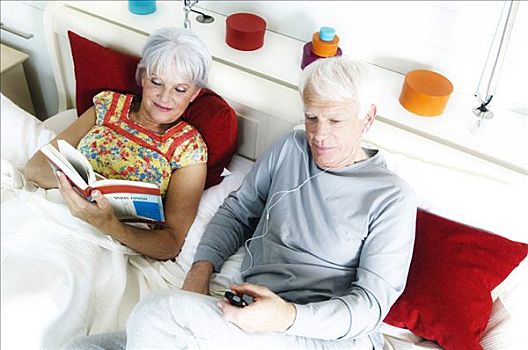 老年,夫妻,床上,女人,读,男人,mp3播放器,俯视图