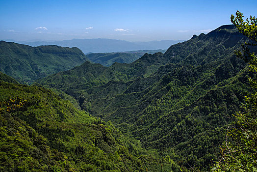 迷雾下的高山美景