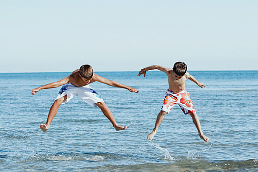 少男,跳跃,兄弟,水中,伸展胳膊