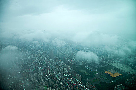 台湾台北市102大厦上眺望云雾中的台北市景