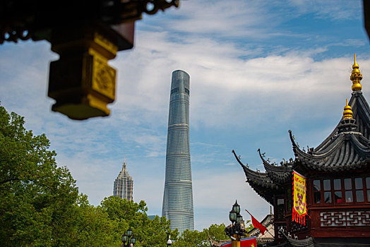 上海城隍庙看上海中心金茂大厦