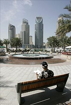 迪拜,旅游,坐,长椅,读,旅行指南,看,摩天大楼,码头