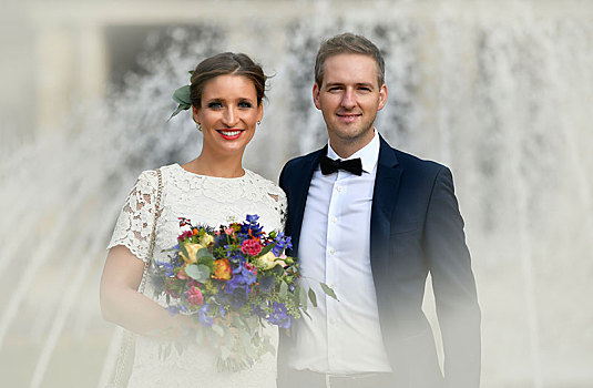 新婚夫妇,正面,喷泉,斯图加特,巴登符腾堡,德国,欧洲