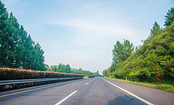 晴朗环境中空旷的高速公路车道