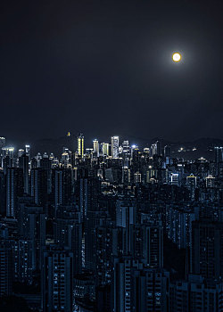 月光下高楼林立的重庆市区