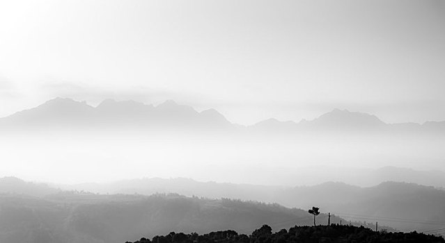 户外高山云雾缭绕自然景观