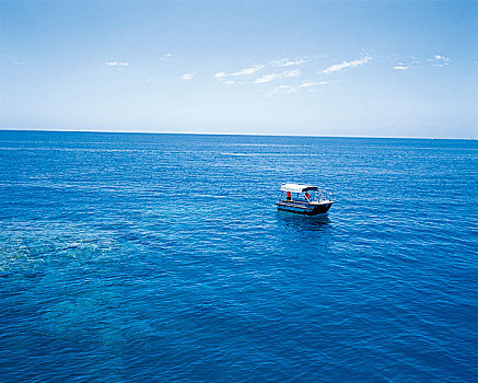 航拍澳大利亚凯恩斯大堡礁的邮轮