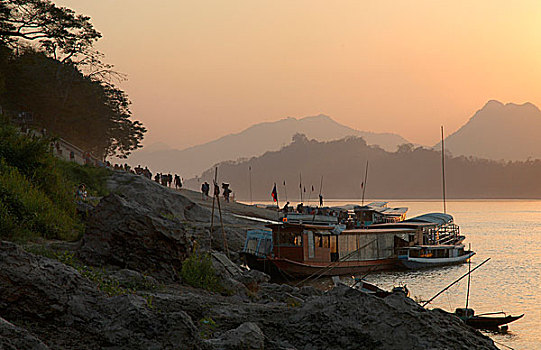 老挝,琅勃拉邦,船,等待,商品,乘客,堤岸,湄公河