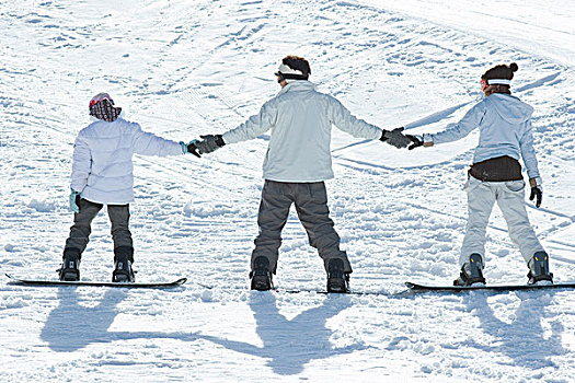 三个,孩子,滑雪板玩家,站立,一起,握手,后视图