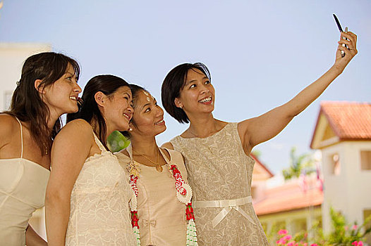 四个女人,婚礼,拍照手机