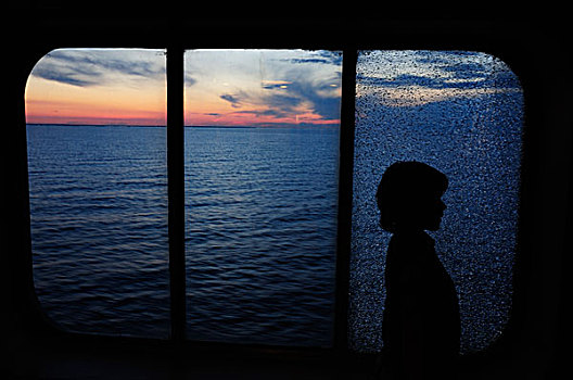 剪影,小,男孩,破损,窗户,日落,海洋,后面,赫尔辛基,芬兰