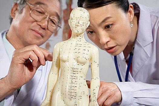 工作中的醫生
