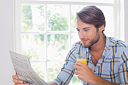 休闲,微笑,男人,橙汁,读报