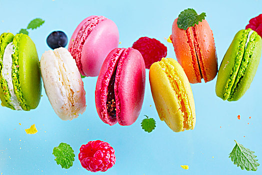 蛋白杏仁饼干,饼干,粉色,种类,落下,浆果,特写,蓝色背景