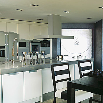 台案,水槽,炊具,现代,合适,厨房,就餐区,黑白,条纹,椅子,前景