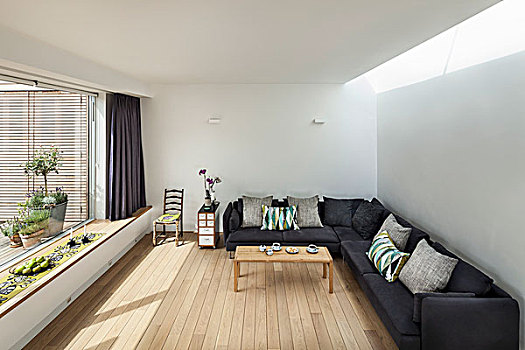 角,沙发,灰色,家居装潢,简约,室内,木地板,全景,窗户,窗边