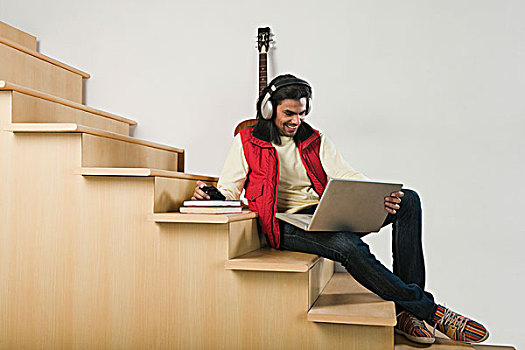 男人,听歌,耳机,笔记本电脑,楼梯
