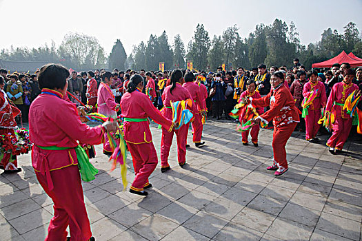 太昊陵庙会上跳祭祀舞的妇女们