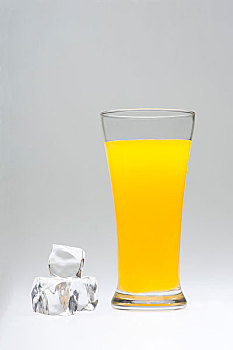 一杯橙汁和冰块