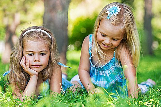 两个,小,姐妹,乐趣,夏天,公园,卧,草坪