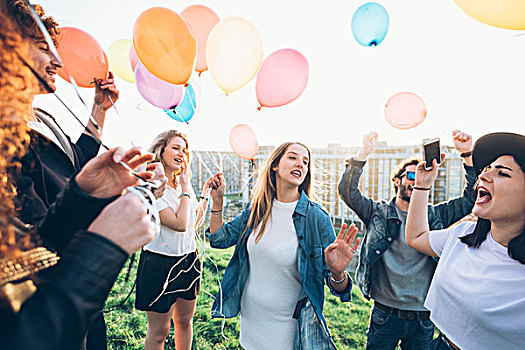 群体,朋友,享受,屋顶,聚会,拿着,氦气,气球