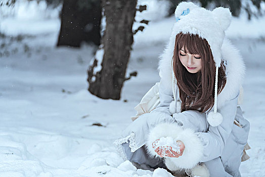 冬季大雪天里的美丽少女