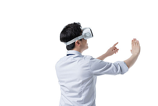 商務男士使用VR眼鏡