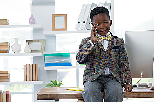 男孩,模仿,商务人士,交谈,机智,电话,坐,书桌,办公室