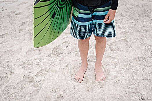 男孩,站立,沙滩,穿,条纹,蓝色,泳裤,拿着,浮板