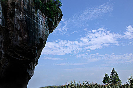 重庆合川龙多山悬崖峭壁岩石