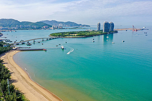 航拍海南三亚湾旅游度假区海水浴场椰林沙滩