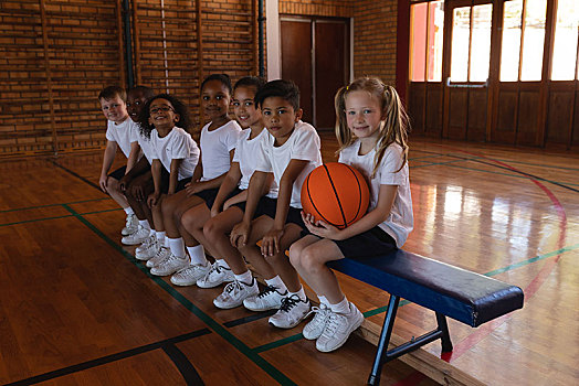 侧面视角,小学生,篮球,坐,长椅,看镜头