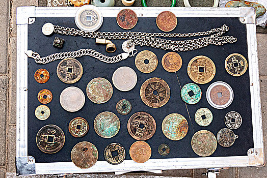 河北雄安新区,雄县周一古玩市场上的钱币古币铜钱纪念币