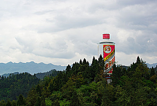 世界最大的茅台酒瓶实物广告建筑