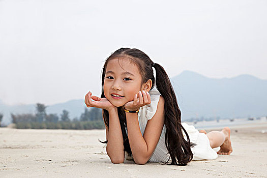 小女孩在海滩玩耍