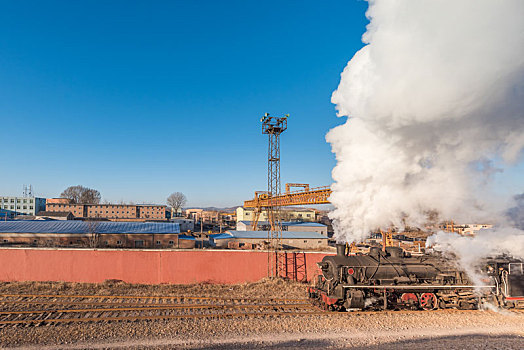 铁岭市矿场的蒸汽机车和铁轨