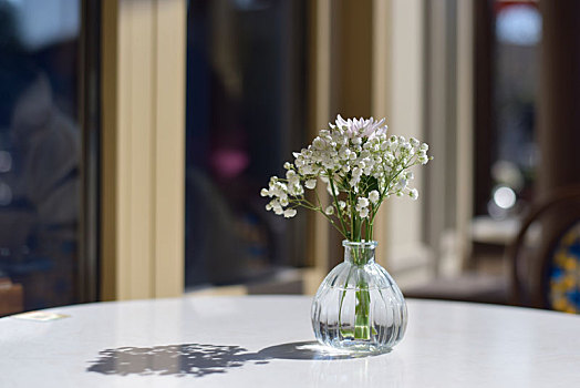 桌面上的玻璃花瓶