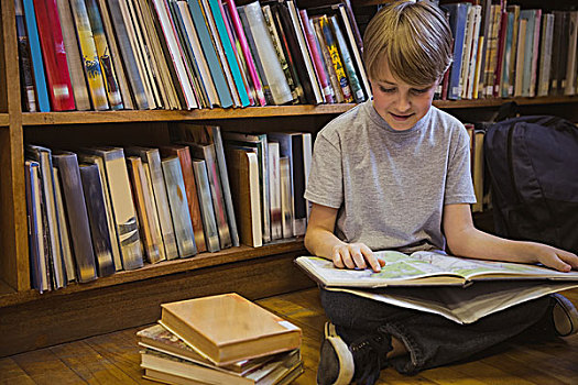 小男孩,读,图书馆,地面