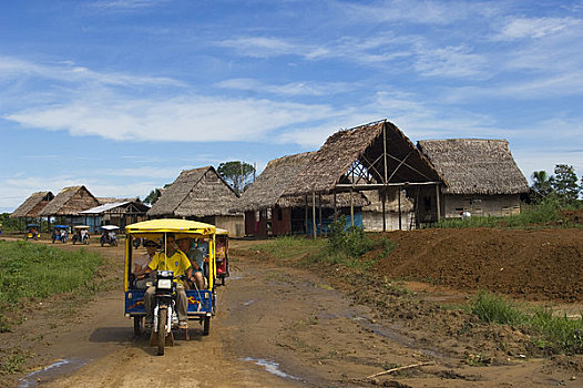 秘鲁,亚马逊河,盆地,靠近,伊基托斯,河,城镇,街景,游客,骑,摩托车,出租车