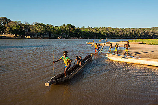 孩子,独木舟,河,马达加斯加,非洲