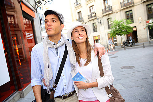 浪漫,情侣,走,街道,马德里,西班牙