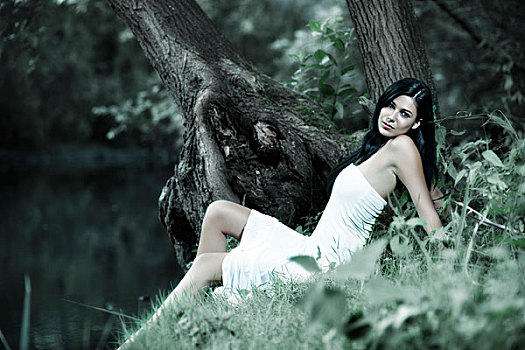 年轻,女人,穿,白色,连衣裙,坐,湖,围绕,树