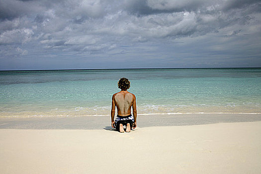男人,跪着,海滩,正面,海洋,天堂岛,巴哈马,后视图