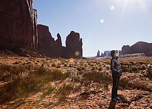 女性,游客,一个,纪念碑谷,纳瓦霍人部落公园,亚利桑那,美国